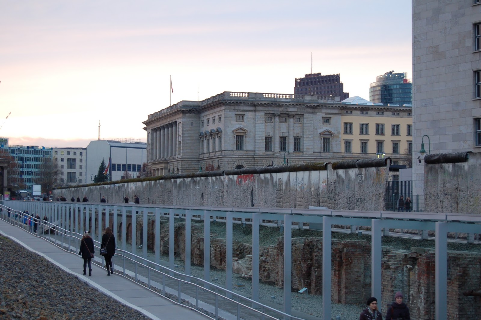 checkpoint Charlie i mur berliński