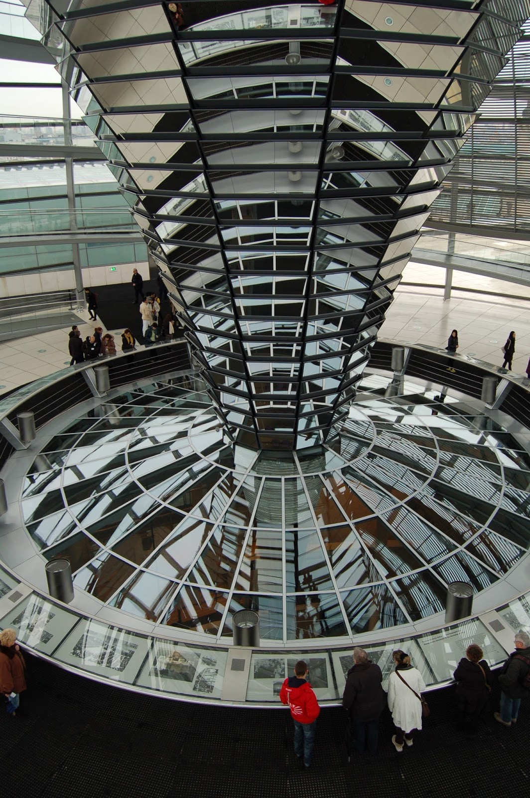 Bundestag w Reichstagu czyli siedziba niemieckiego parlamentu … BERLIN