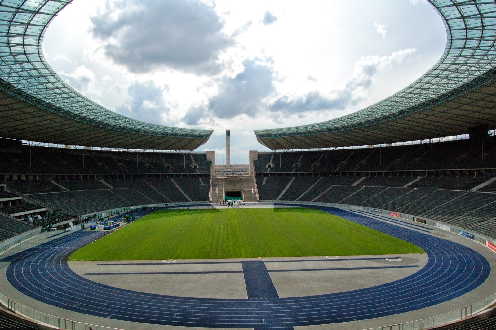Stadion olimpijski w Berlinie, trybuny, murawa, dach